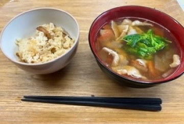 昼食会メニューの“炊きこみご飯”と“すいとん”